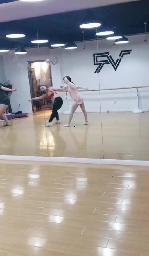 外国跳舞吃瓜视频,揭秘外国跳舞吃瓜视频背后的文化魅力