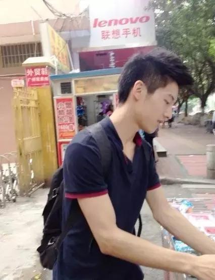 帅哥地摊吃瓜图片高清视频,帅哥与高清瓜果视频的视觉诱惑