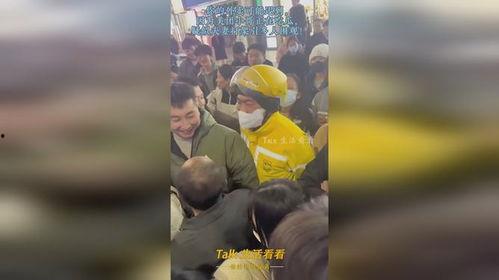 夫妻打架观众吃瓜视频,观众围观吃瓜，一场家庭纷争的直播秀